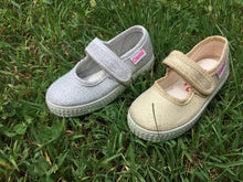 Load image into Gallery viewer, Cienta Girl&#39;s Mary Jane Canvas Shoes - Light Gold Metallic
